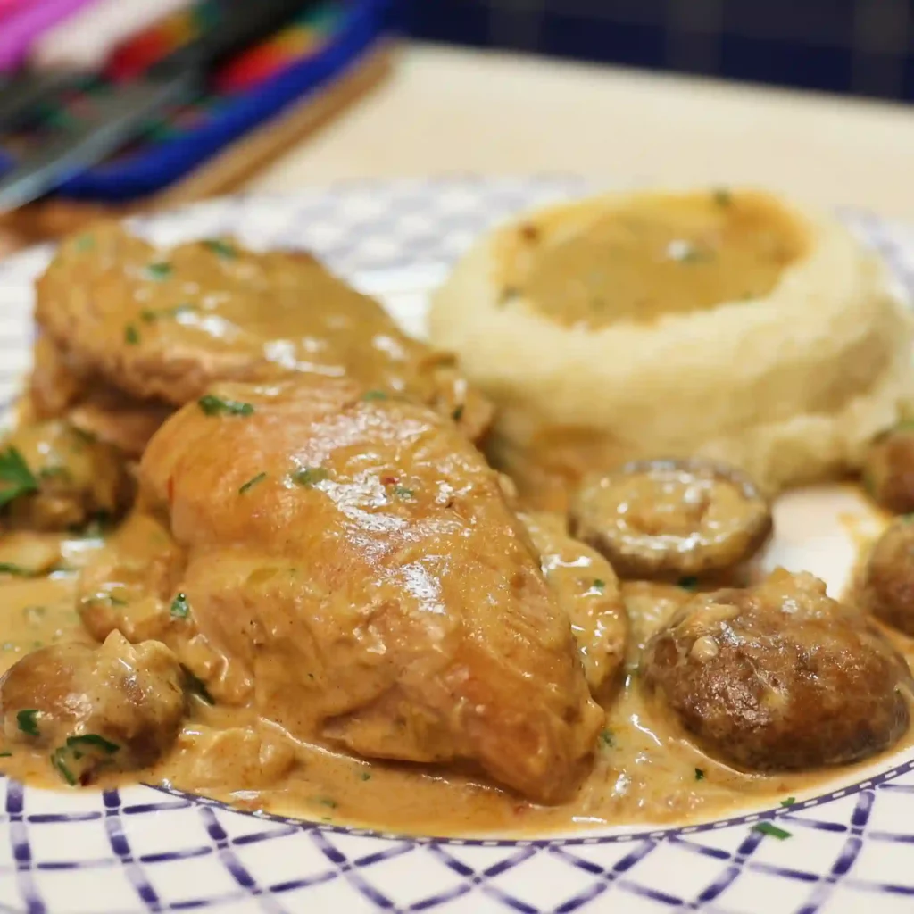 Poulet à la Moutarde Crémeuse et Champignons