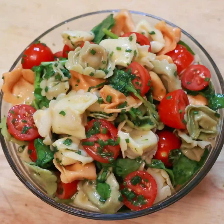 Salade froide de tortellinis au fromage, épinards et vinaigrette au miel