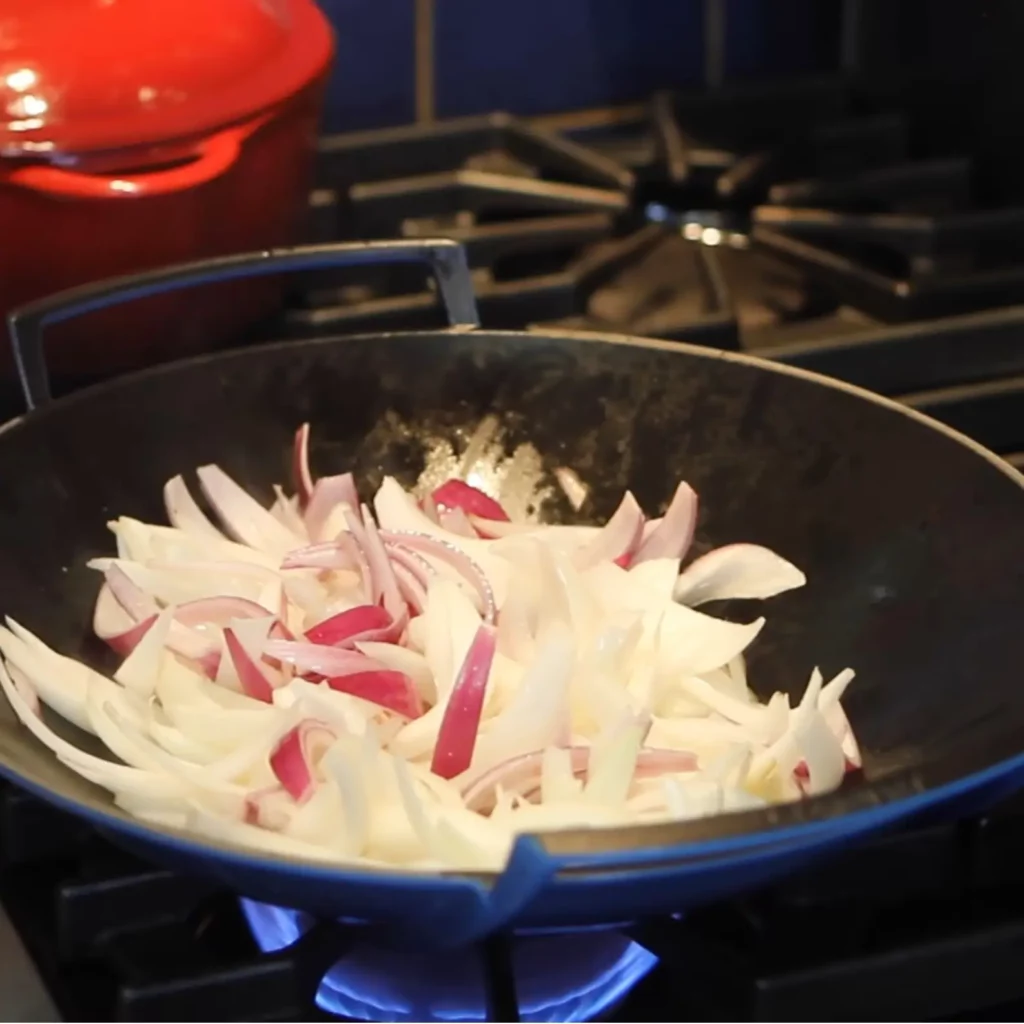 B&oelig;uf aux oignons au wok