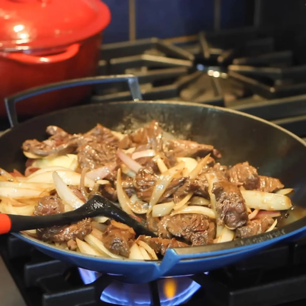 B&oelig;uf aux oignons au wok