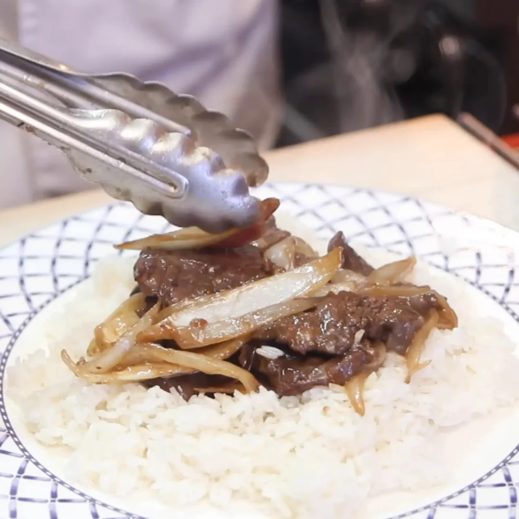 B&oelig;uf aux oignons au wok