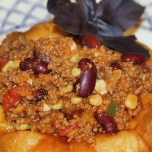 Chili con carne en bols de tortillas