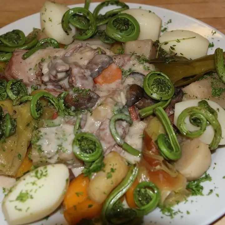 Blanquette de Veau (Sauce Blanche Cr&eacute;meuse au Vin Blanc)