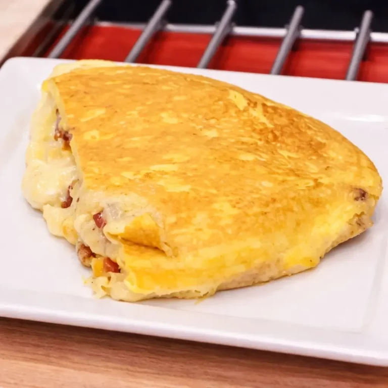 Omelette fromag&egrave;re au raclette et bacon