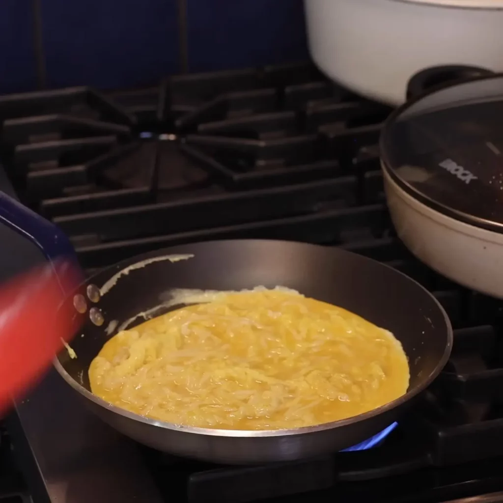 Omelette fromag&egrave;re au raclette et bacon