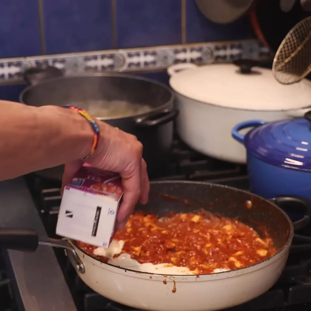 Pâtes penne épicées et crémeuses au poulet
