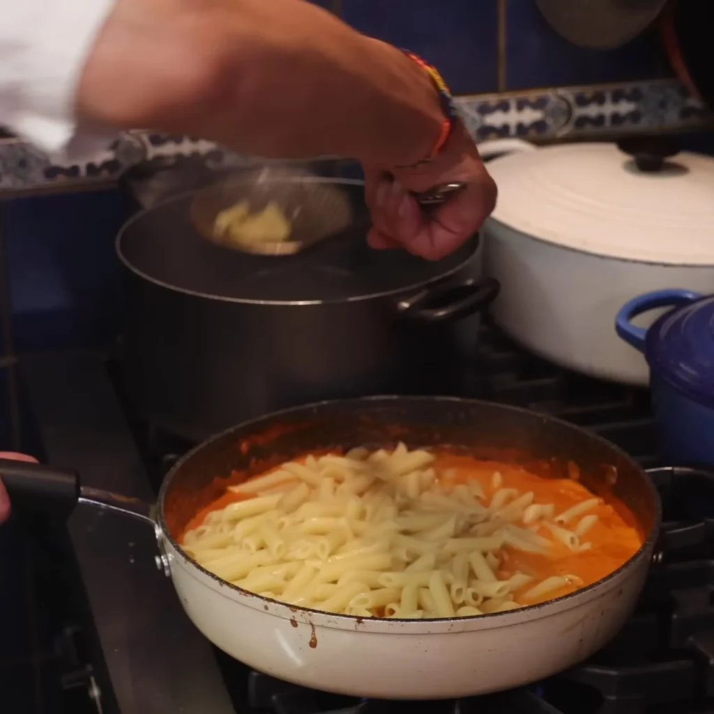 Pâtes penne épicées et crémeuses au poulet