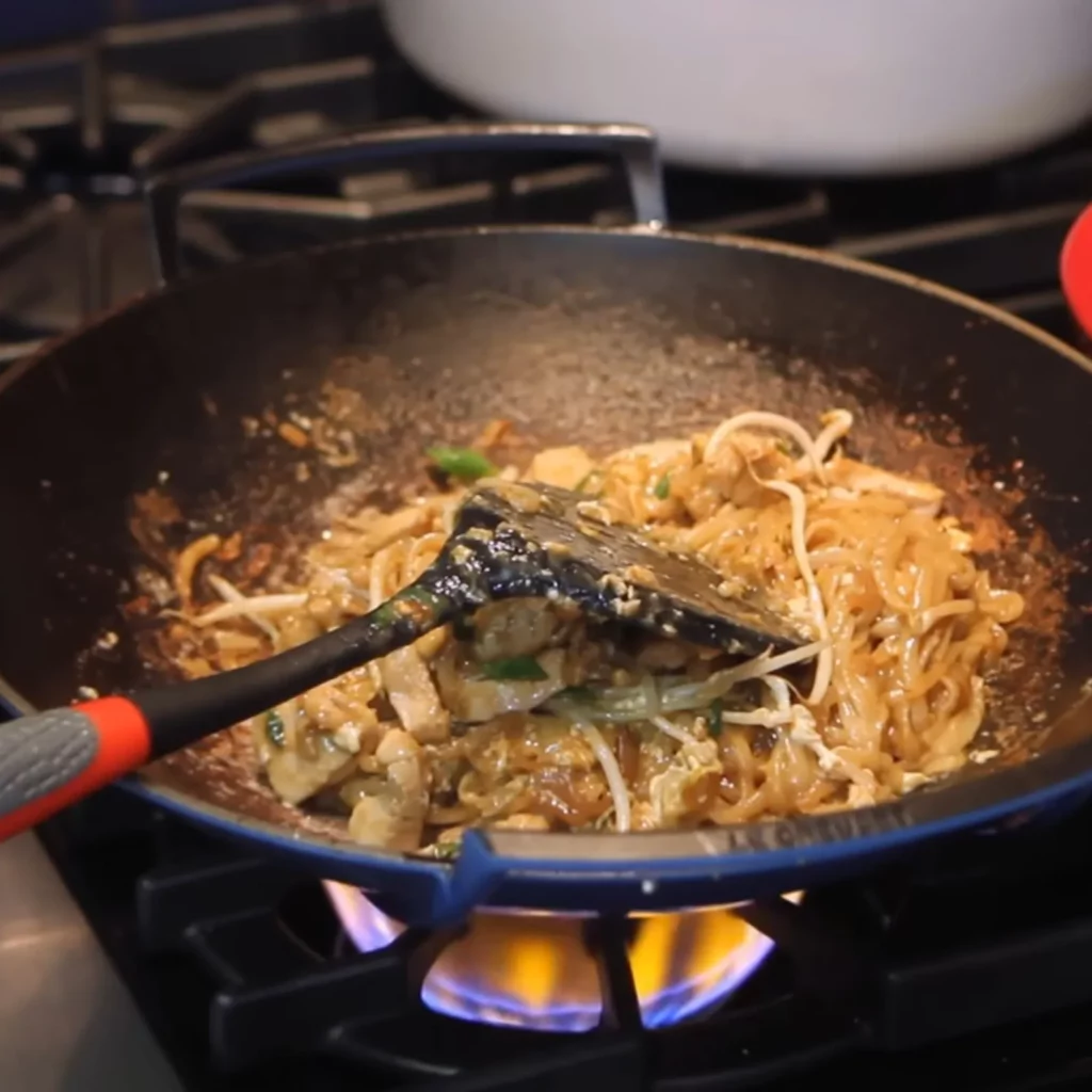 Easy Chicken Pad Thai 