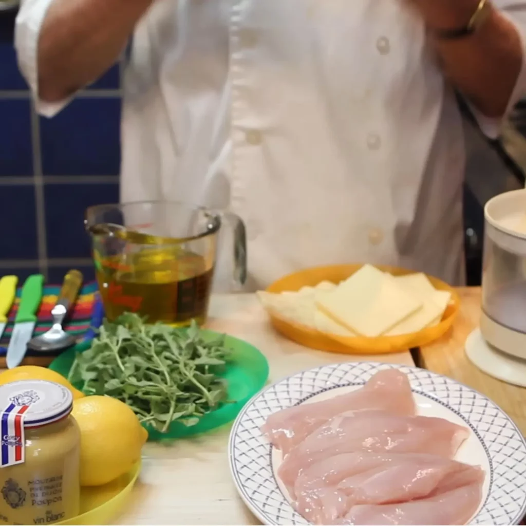 Panini au poulet, raclette, olives et marinade citron-origan