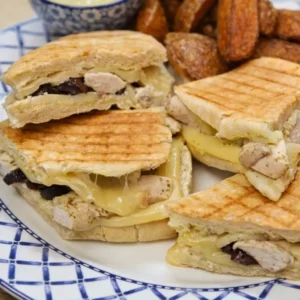 Panini au poulet, raclette, olives et marinade citron-origan