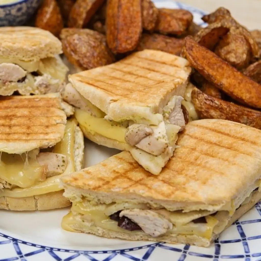 Panini au poulet, raclette, olives et marinade citron-origan