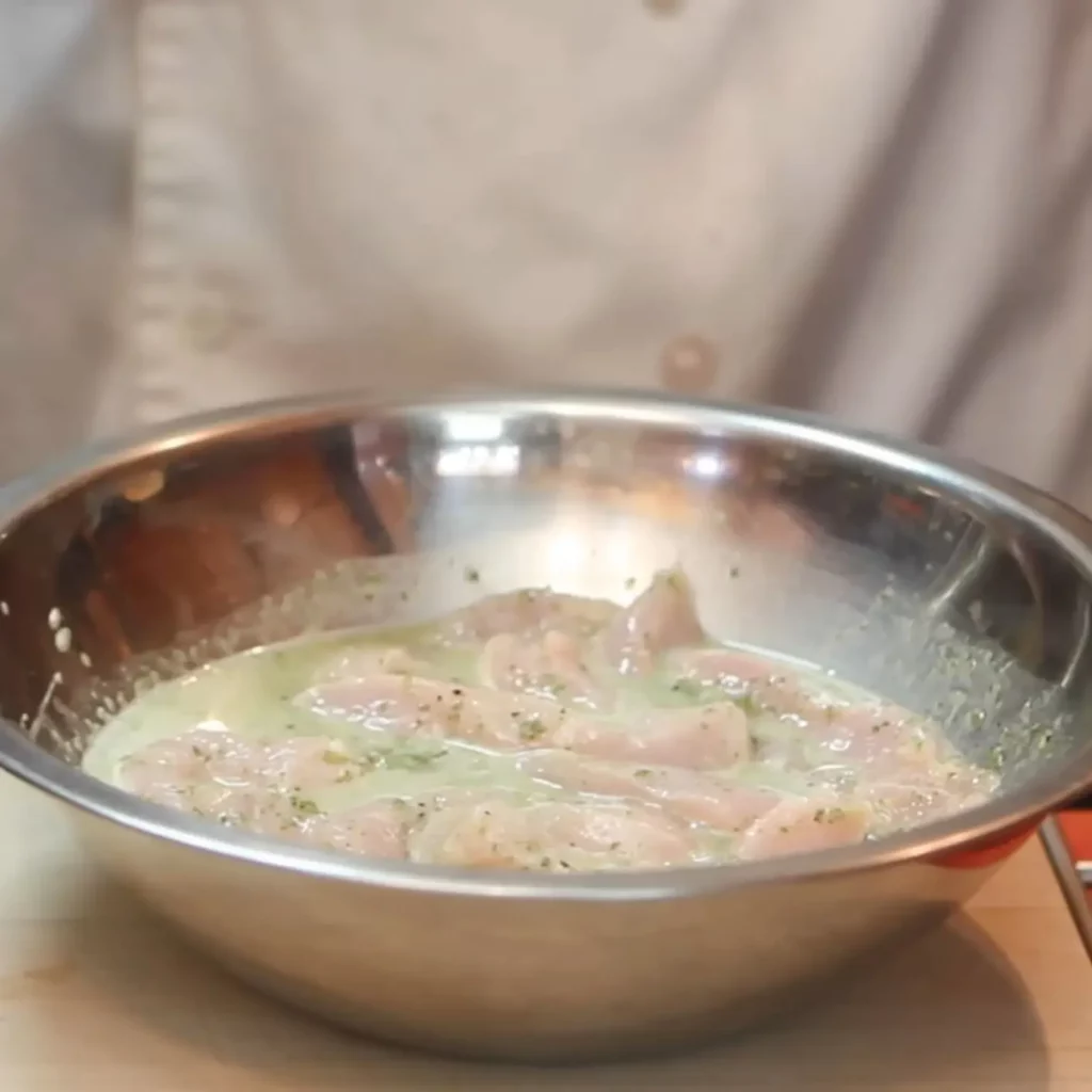 Panini au poulet, raclette, olives et marinade citron-origan