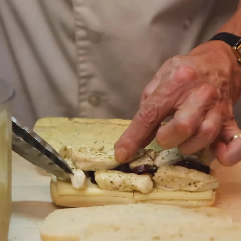 Panini au poulet, raclette, olives et marinade citron-origan