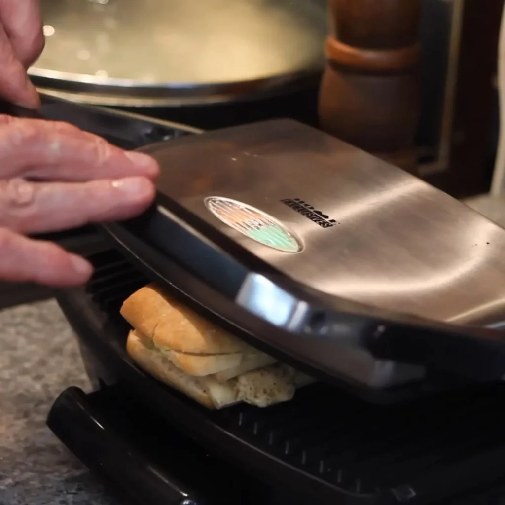 Panini au poulet, raclette, olives et marinade citron-origan