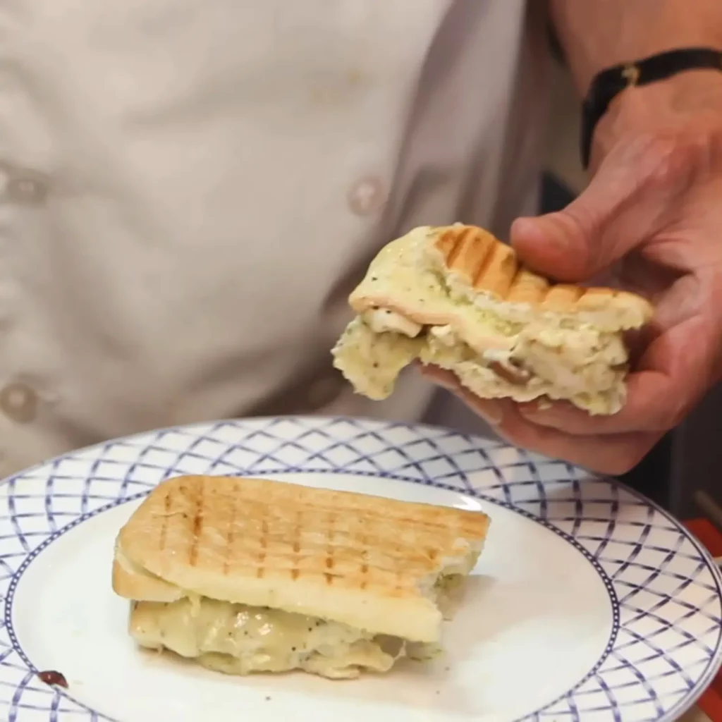 Panini au poulet, raclette, olives et marinade citron-origan