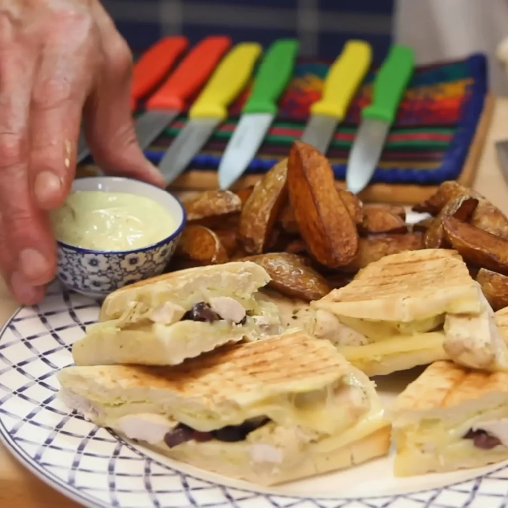 Panini au poulet, raclette, olives et marinade citron-origan