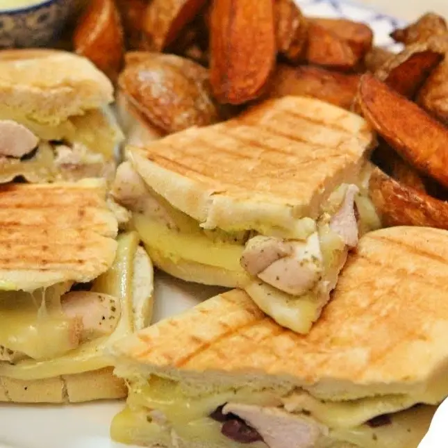 Panini au poulet, raclette, olives et marinade citron-origan