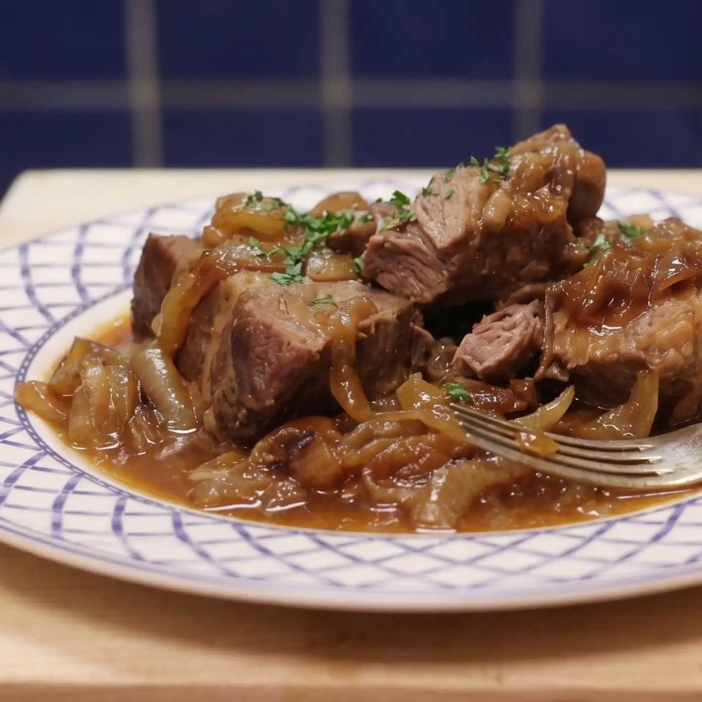 Épaule de porc braisée à la bière et aux oignons