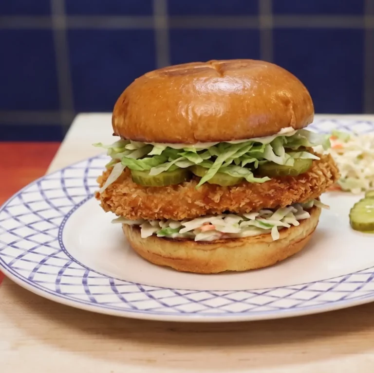 Sandwich d&rsquo;escalope de porc croustillante, sauce cr&eacute;meuse et salade de chou