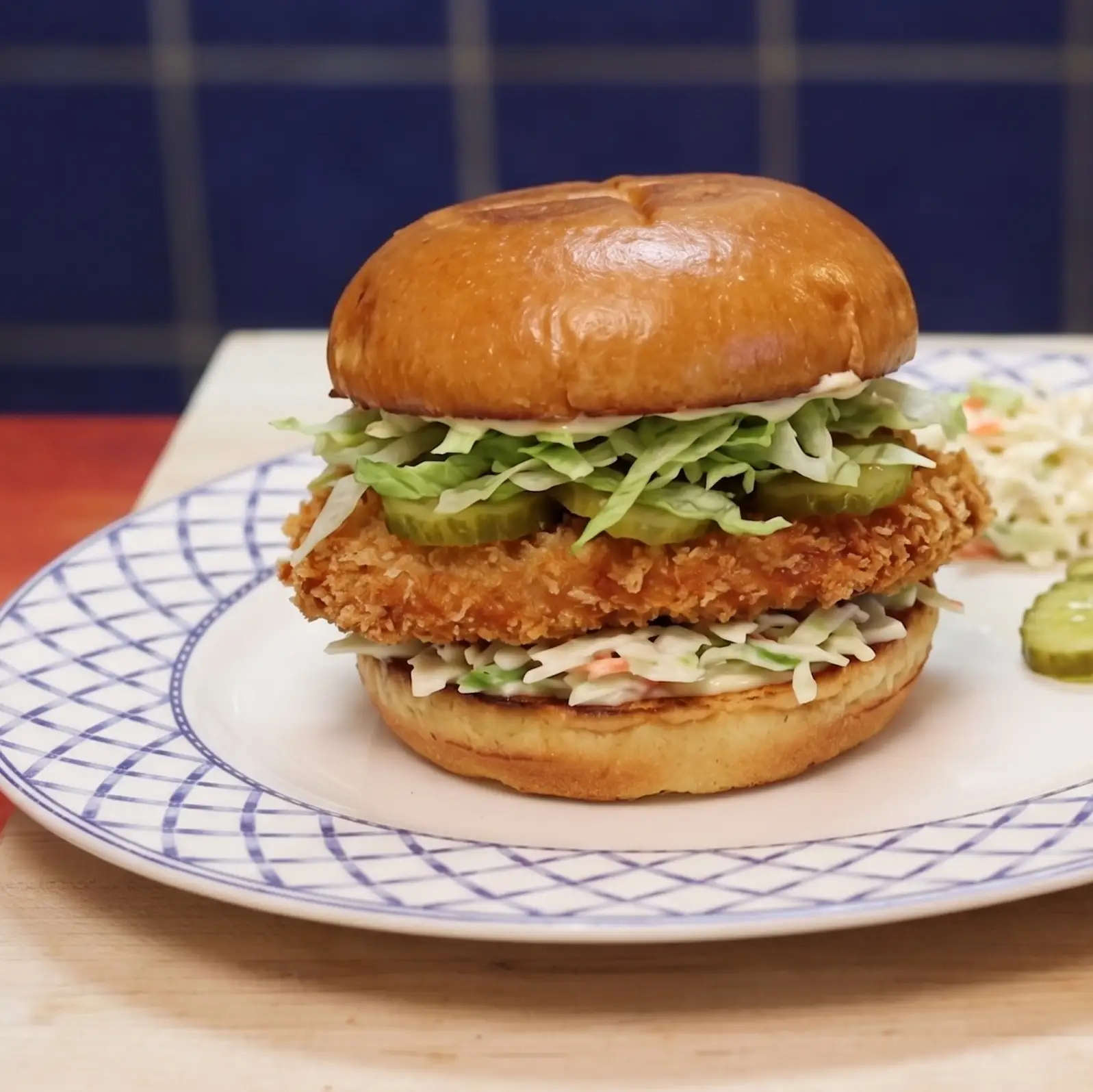 Sandwich d’escalope de porc croustillante, sauce crémeuse et salade de chou
