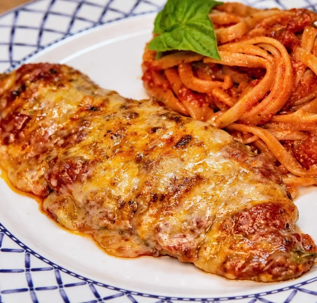 Escalopes de veau parmigiana à la sauce tomate et mozzarella