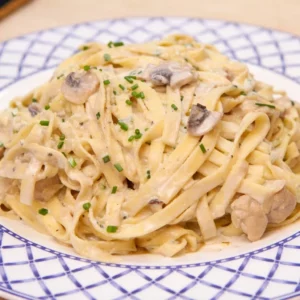 Fettuccine Alfredo au poulet et aux champignons