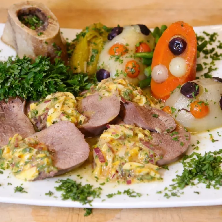 Langue de veau mijotée avec sauce moutarde, câpres et œuf