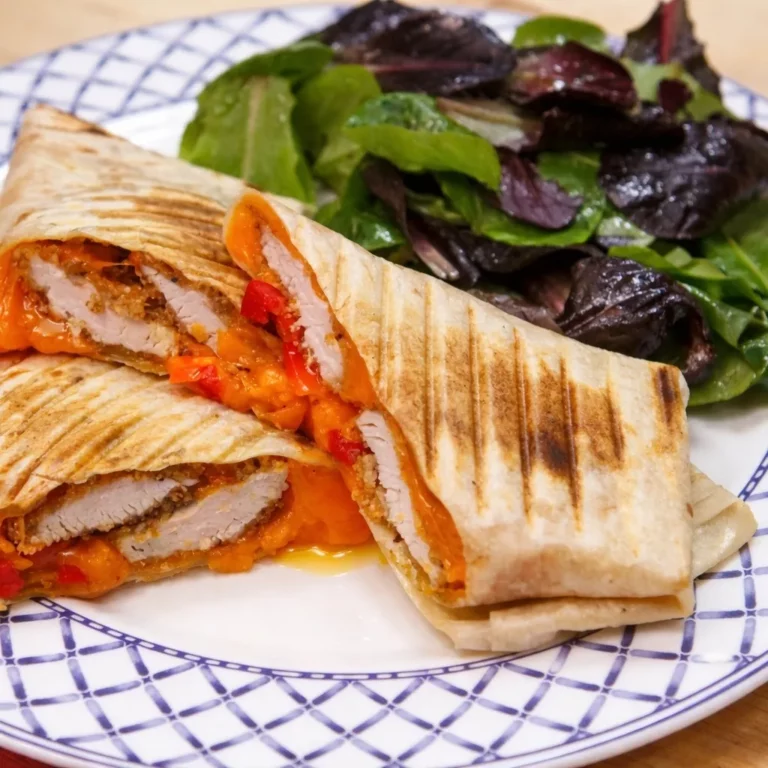 Wrap au poulet croustillant, cheddar fort et vinaigrette moutarde &agrave; l&rsquo;&eacute;rable