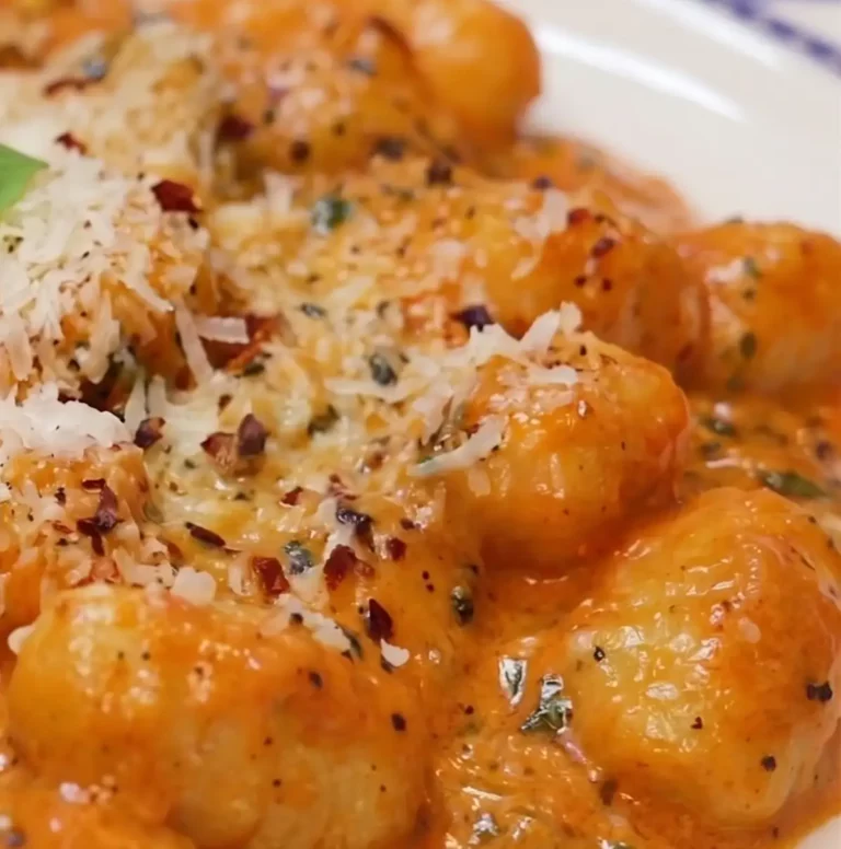 Gnocchis cr&eacute;meux &agrave; la tomate en une po&ecirc;le