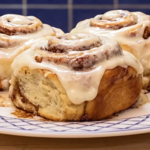 Brioches &agrave; la cannelle maison avec gla&ccedil;age au fromage &agrave; la cr&egrave;me