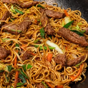 Nouilles sautées au bœuf façon chow mein, rapides, savoureuses et meilleures qu’au fast-food