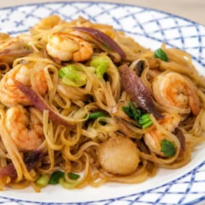 Nouilles sautées aux crevettes faciles au wok, ail, gingembre et sauce soya