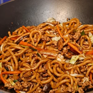 Nouilles udon sautées au porc et légumes, recette facile prête en moins de 30 minutes
