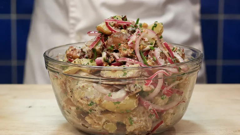 Salade de pommes de terre bacon-fromage crémeuse, facile et parfaite pour le BBQ