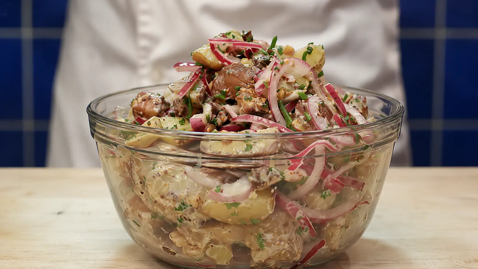 Salade de pommes de terre bacon-fromage crémeuse, facile et parfaite pour le BBQ