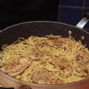 Pâtes au poulet beurre à l’ail, recette rapide et facile en 30 minutes
