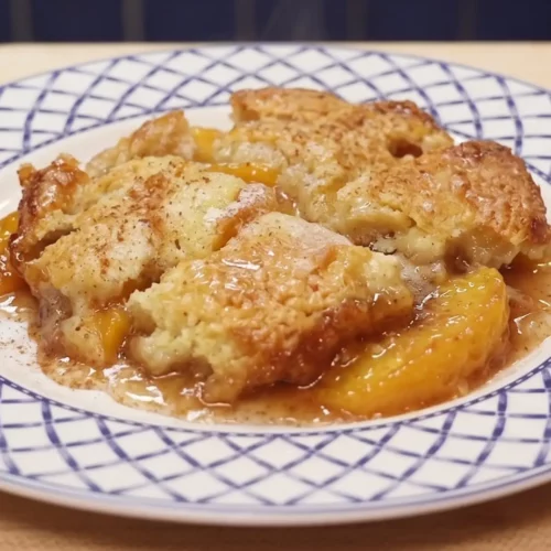 Cobbler aux pêches avec pêches en conserve