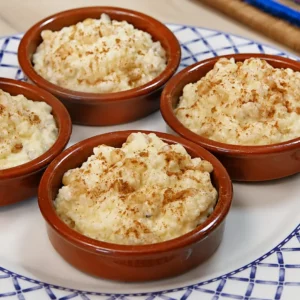 Riz au lait crémeux à la vanille et aux raisins secs