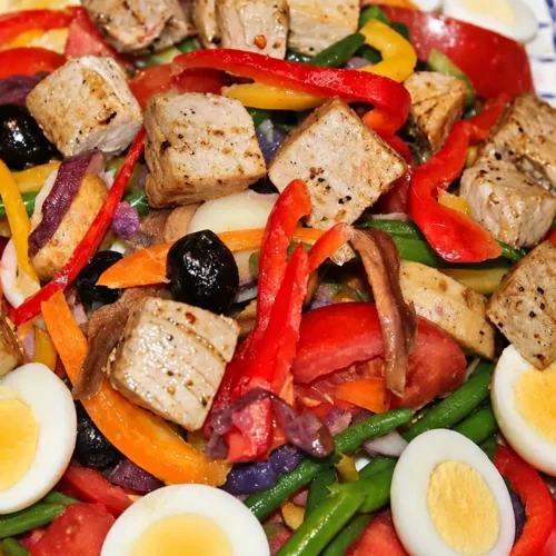 Salade ni&ccedil;oise facile au thon po&ecirc;l&eacute;, &oelig;ufs durs et vinaigrette citron basilic