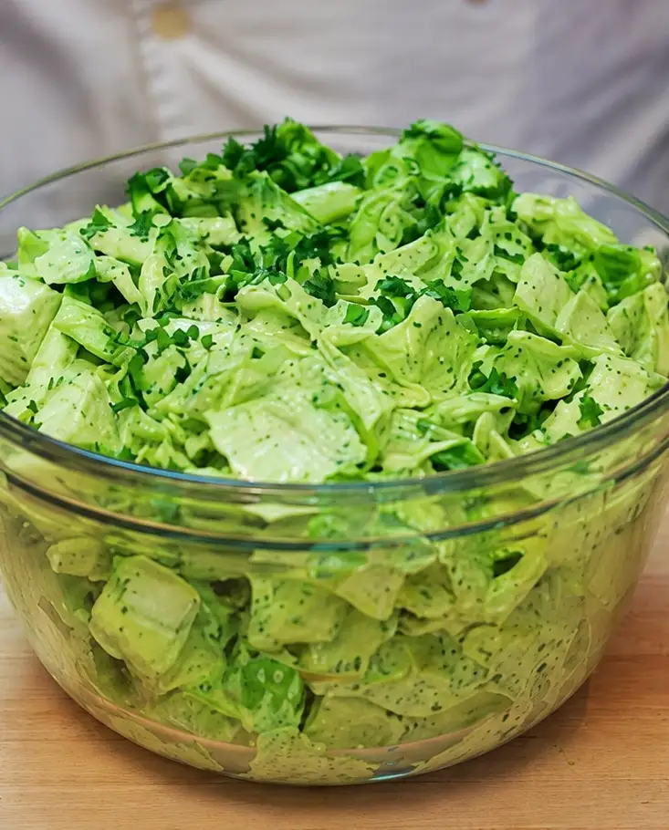 Salade croquante romaine et endives, sauce verte cr&eacute;meuse aux herbes
