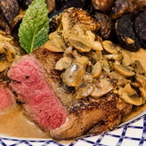 Steak aux champignons flambé au cognac, sauce crémeuse et frites maison