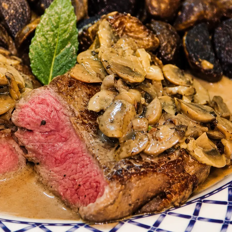 Steak aux champignons flambé au cognac, sauce crémeuse et frites maison