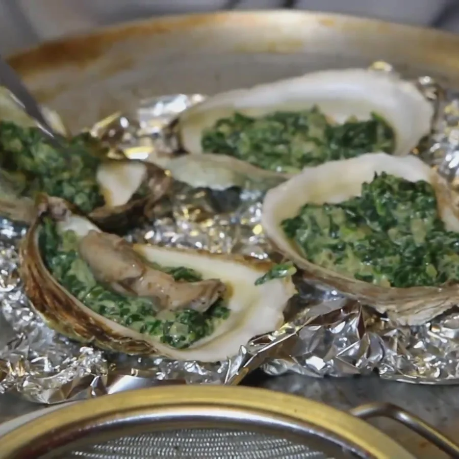 Hu&icirc;tres Rockefeller gratin&eacute;es aux &eacute;pinards et sauce hollandaise, une entr&eacute;e de f&ecirc;te pr&ecirc;te en 45 minutes