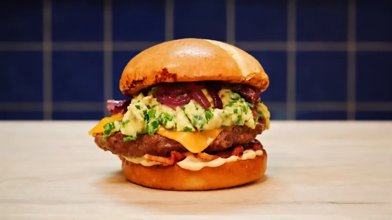 Burger déjeuner facile aux œufs brouillés, bacon et cheddar