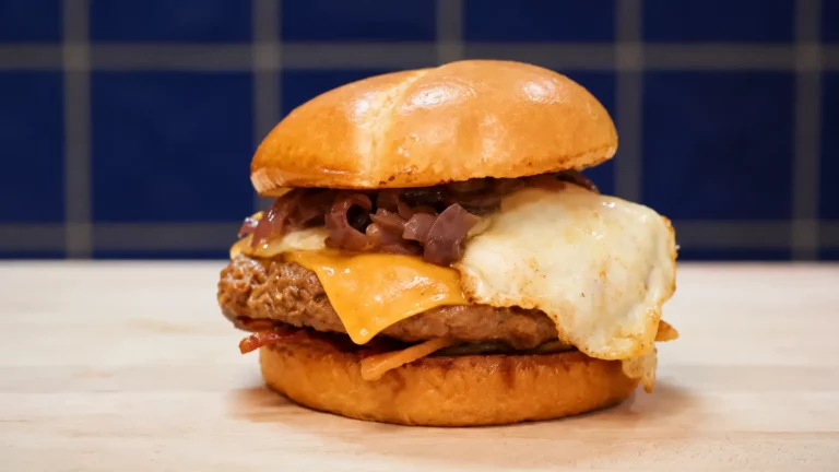 Burger déjeuner facile à l’œuf au plat, bacon, cheddar et oignons caramélisés