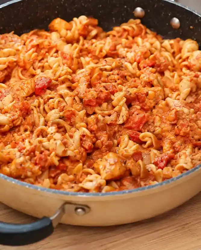Fusilli au poulet, sauce tomate et mozzarella rapide