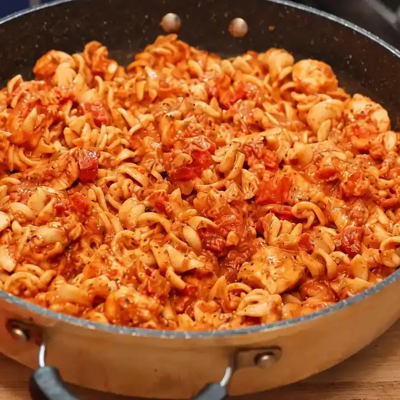 Fast Fusilli with Chicken, Tomato Sauce and Mozzarella