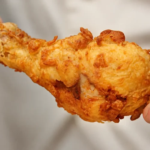 Pilons de poulet fa&ccedil;on KFC maison, croustillants avec sauce brune