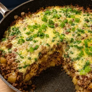 Po&ecirc;l&eacute;e d&eacute;jeuner costaud au b&oelig;uf, pommes de terre, &oelig;ufs et fromage