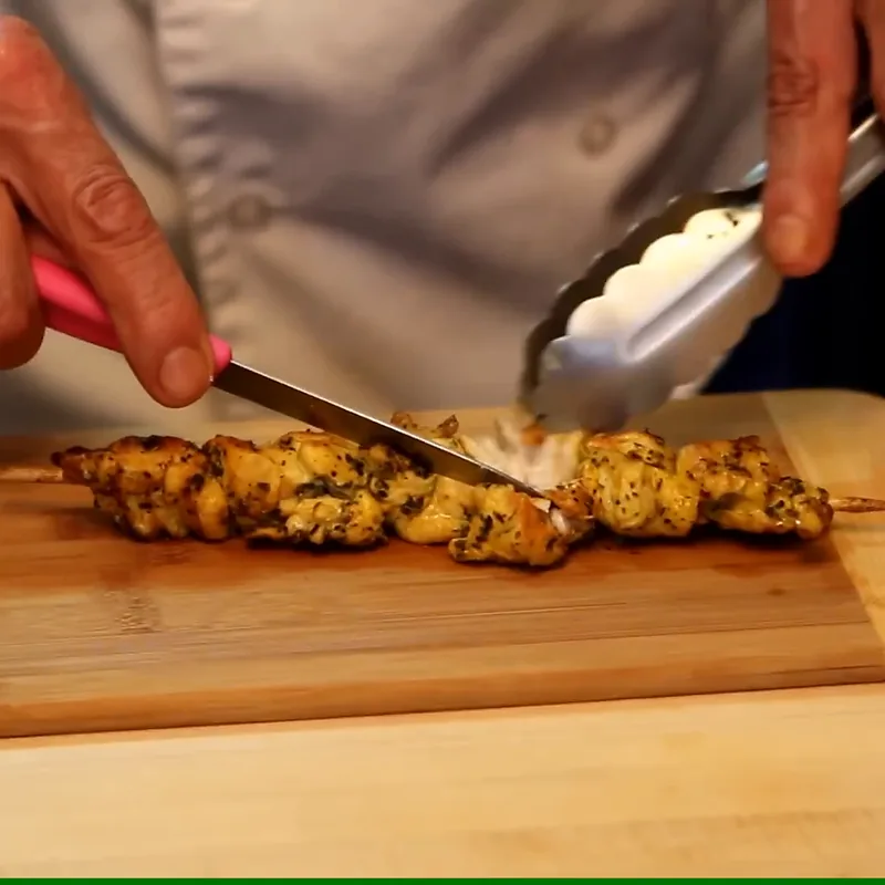 brochettes poulet souvlaki bbq tzatziki, &eacute;tape 5